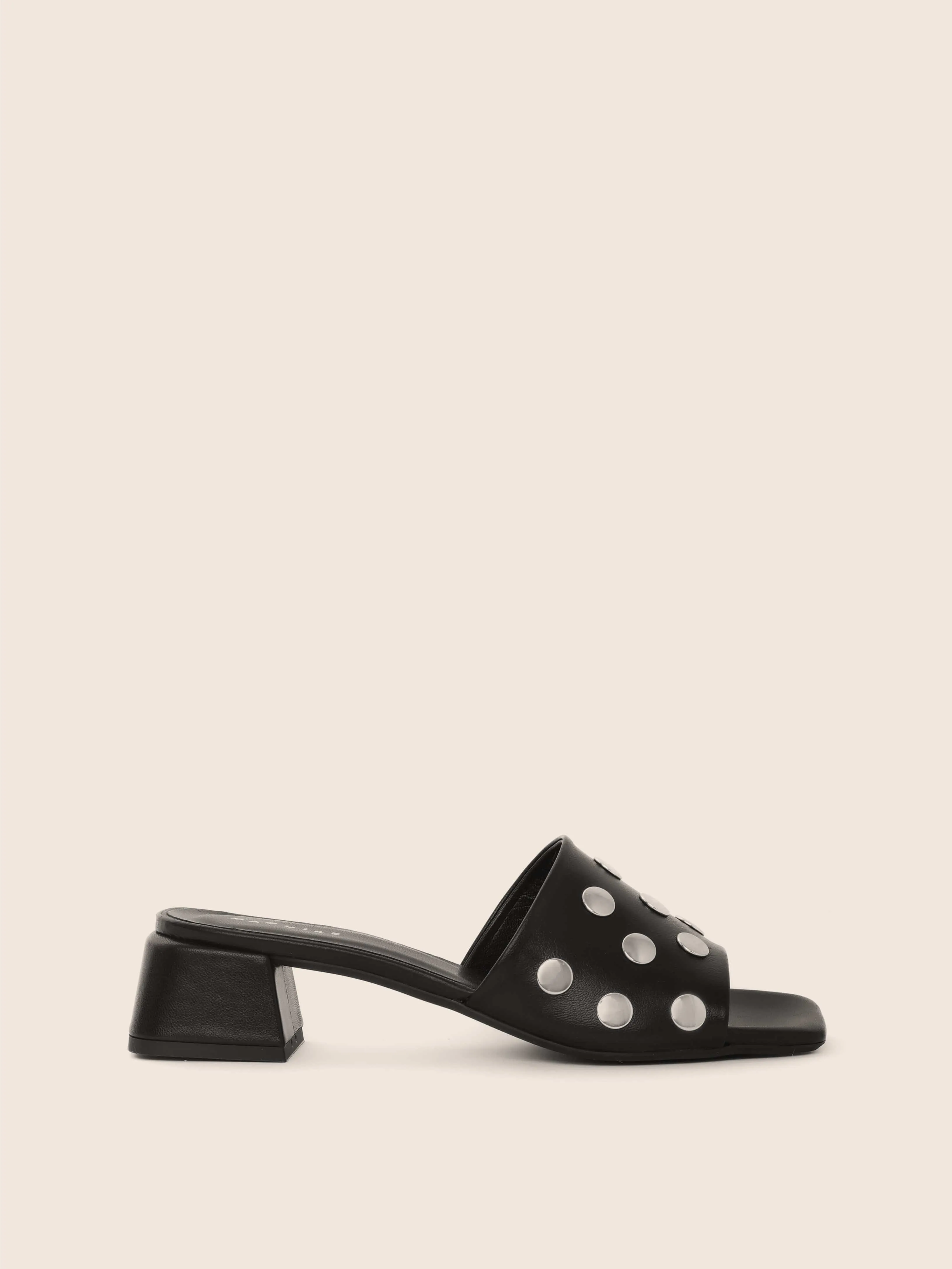 Floor Model Merida Black Stud 36